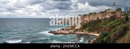 Faro sulle rocce vicino a Sile, Istanbul, Turchia, Mar Nero. Faro sulla roccia vicino al mare. Oceano costa con rocce e faro. Ampio panorama Foto Stock