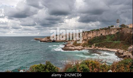 Faro sulle rocce vicino a Sile, Istanbul, Turchia, Mar Nero. Faro sulla roccia vicino al mare. Oceano costa con rocce e faro. Ampio panorama Foto Stock