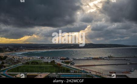 Istanbul è una città carina a nord del lato asiatico - Sile. Vista aerea. Vista aerea della Rocky Black Sea Coast, Sile, Turchia. Sile panorama Foto Stock
