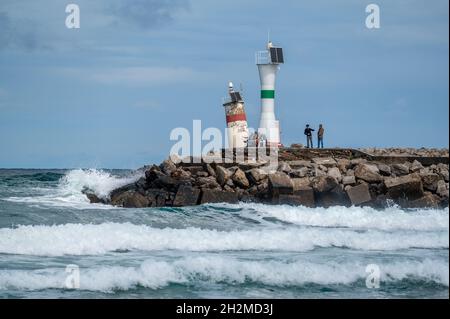 ISTANBUL, TURCHIA - 12 OTTOBRE 2021: Faro sulle rocce vicino Sile, Istanbul, Turchia, Mar Nero. Faro sulla roccia vicino al mare. Costa dell'Oceano con roc Foto Stock