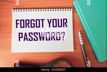 Primo piano del testo su blocco note PASSWORD DIMENTICATA nel browser Internet. Foto Stock