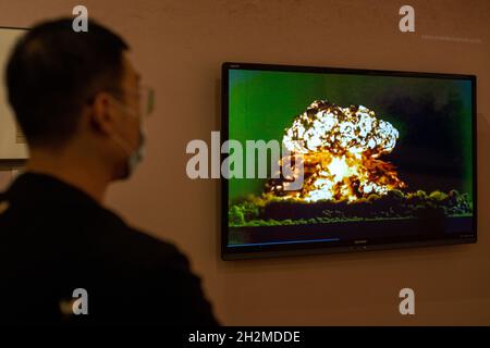 Il visitatore cinese guarda il video della prima esplosione della bomba atomica il 16 ottobre 1964 nel Museo Nazionale della Cina. 23 ottobre 2021 Foto Stock