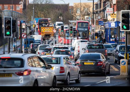 File photo datato 16/12/20 del traffico della A205 South Circular Road a Lewisham, nel sud di Londra. Secondo un nuovo sondaggio, la dipendenza dalle auto ha raggiunto un livello di 15 anni nonostante il calo dei pendolari. Data di emissione: Sabato 23 ottobre 2021. Foto Stock