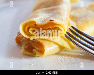 Pancake viennese ripieno di albicocca, chiamata Palatschinke in Austria Foto Stock