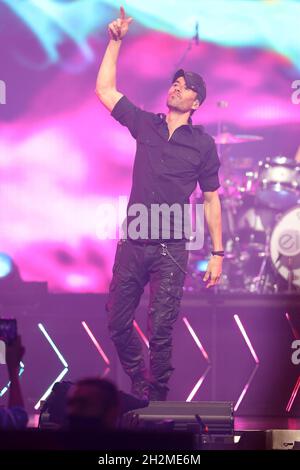 Miami, Stati Uniti d'America. 22 ottobre 2021. MIAMI, Florida - 22 OTTOBRE: Enrique Iglesias suona alla FTX Arena il 22 ottobre 2021 a Miami, Florida. (Foto di Alberto E. Tamargo/Sipa USA) Credit: Sipa USA/Alamy Live News Foto Stock