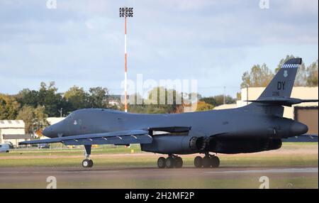 Un USAF Rockwell B1-B Lancer variabile-sweep Wing Strategic Bomber tassare a RAF Fairford, Regno Unito Foto Stock