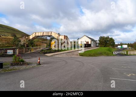 Blaenavon monmouthshire Galles UK Ottobre 22 2021 Blaenavon Heritage Railway approccio alla piattaforma della stazione e al cavalcavia Foto Stock