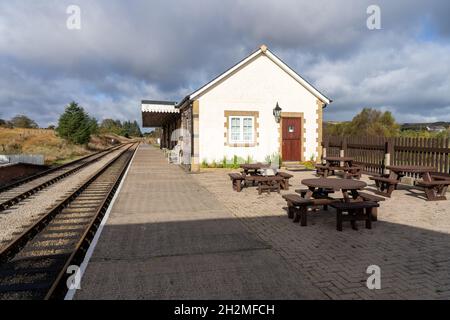 Blaenavon monmouthshire Wales UK Ottobre 22 2021 Blaenavon Heritage Railway Station piattaforma principale che guarda lungo i binari Foto Stock