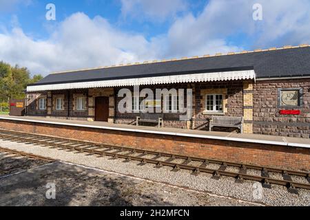 Blaenavon monmouthshire Wales UK Ottobre 22 2021 Blaenavon Heritage Railway platform building visto di fronte ai binari a livello di piattaforma Foto Stock