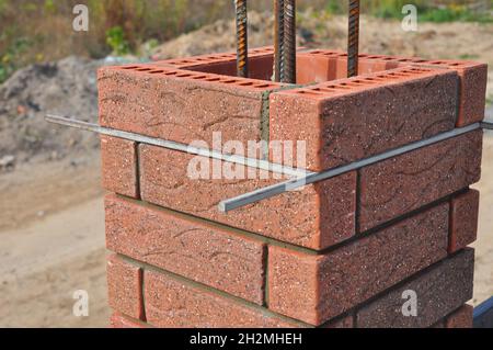 Posi mattoni e blocchi correttamente. Closeup. Sia che stiate posando il mattone per costruire un contenitore della cassetta postale, o costruendo una casa del mattone, il processo è il sam Foto Stock