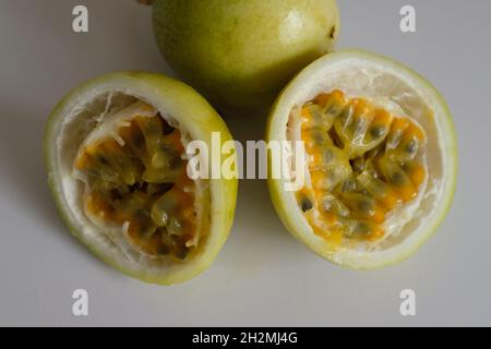 Chiusura di frutta fresca Passion taglio Foto Stock