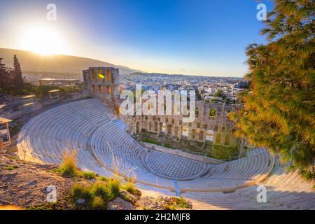 Il teatro di Herodion Atticus sotto le rovine di Acropoli di Atene, Grecia. Foto Stock