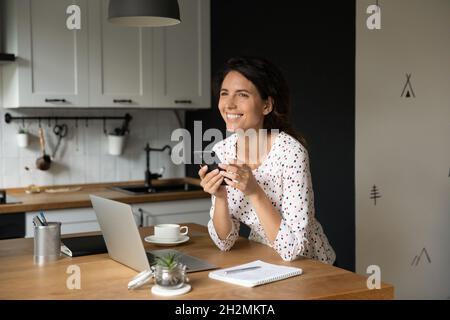 Felice professionista freelance femminile che lavora da casa Foto Stock