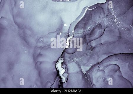 Onde di vernice liquida viola. Lusso metallizzato Foto Stock