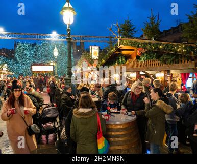 Vista del tradizionale mercato di Natale in serata a Princes Street Gardens, Edimburgo, Scozia, Regno Unito Foto Stock