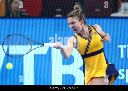 Mosca, Russia. 22 ottobre 2021. Simona Halep in azione durante la VTB Kremlin Cup 2021 al Palazzo di ginnastica Irina Viner-Usmanova a MOSCA, - OTTOBRE 22: (Foto di Anatoliy Medved) Credit: Orange Pics BV/Alamy Live News Foto Stock