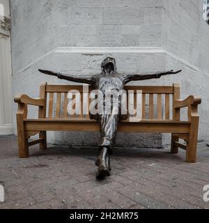 Una scultura di John Lennon, ‘Imagine’ creata nel 2009 da acclamato scultore, poeta, drammaturgo, lyricist, romanziere e attore, Lawrence Holofcener Foto Stock