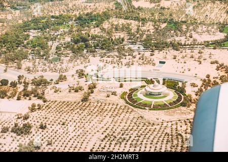 Vista aerea del parco di Mushrif a Dubai, Emirati Arabi Uniti. Vista aerea del centro di Astronomia al Thuraya dalla finestra dell'aereo Foto Stock