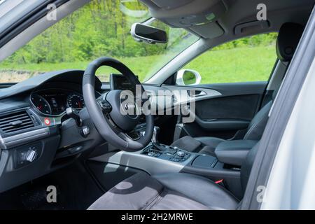 CLUJ, ROMANIA - 15 maggio 2021: Un quadro strumenti, cruscotto, e volante in pelle di Audi A6 dell'anno 2014 Foto Stock