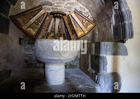 Fonte battesimale nella chiesa romanica di San Martin de Gausac nella Valle d'Aran, Catalogna. Spagna. Foto Stock