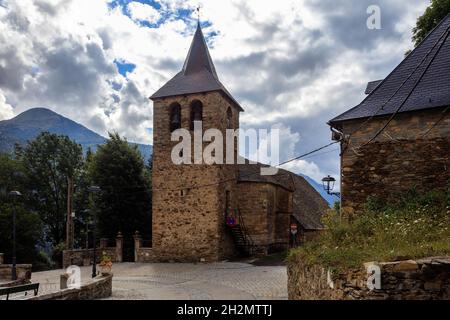 La chiesa romanica di Sant Esteve de Montcorbau nella Valle d'Aran, Catalogna. Spagna. Foto Stock