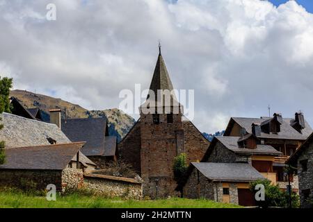 La chiesa romanica di Santa Maria de Cap d`Aran nel villaggio di Tredos. Valle di Aran. Catalogna. Spagna. Foto Stock