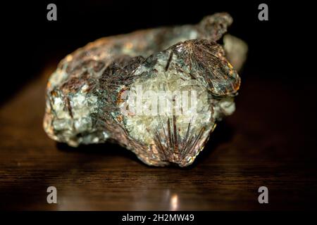 Grande pezzo di agata minerale cristallizzata grezza grezza grezza grezza, grezza, adagiata su una superficie di legno scuro Foto Stock