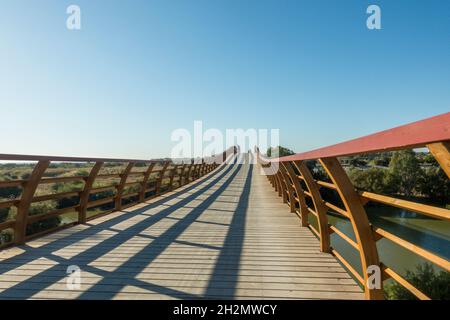 Senda Litoral, passerella in legno, passerella, nella riserva naturale di Guadalhorce, che collega le spiagge della Costa del Sol, Malaga, Andalusia, Spagna. Foto Stock