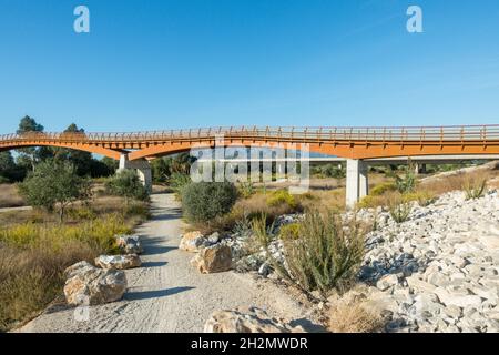 Senda Litoral, passerella in legno, passerella, nella riserva naturale di Guadalhorce, che collega le spiagge della Costa del Sol, Malaga, Andalusia, Spagna. Foto Stock