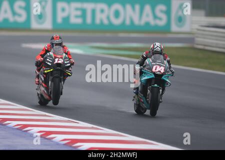 Misano, Italia. 23 ottobre 2021. #12 Maverick Vinales, spagnolo: Aprilia Racing Team Gresini e #4 Andrea Dovizioso, italiano: Petronas Yamaha SRT al Misano World Circuit Marco Simoncelli, Italia, 23 ottobre 2021 durante una FP3 bagnata per il Gran Premio Nolan del Made in Italy e dell Emilia-Romagna Grand Prix a Misano Credit: Graham Holt/Alamy Live News Foto Stock