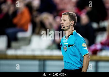 Vejle, Danimarca. 22 ottobre 2021. L'arbitro Jonas Hansen ha visto durante la 3F Superliga match tra Vejle Boldklub e FC Nordsjaelland al Vejle Stadion di Vejle. (Photo Credit: Gonzales Photo/Alamy Live News Foto Stock