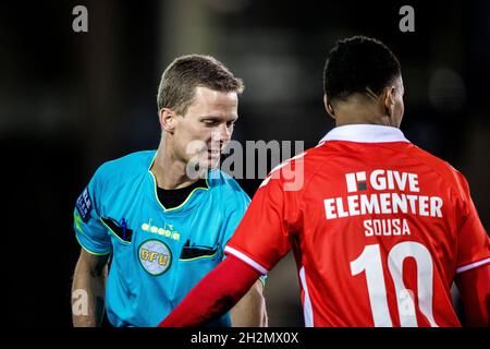 Vejle, Danimarca. 22 ottobre 2021. L'arbitro Jonas Hansen ha visto durante la 3F Superliga match tra Vejle Boldklub e FC Nordsjaelland al Vejle Stadion di Vejle. (Photo Credit: Gonzales Photo/Alamy Live News Foto Stock
