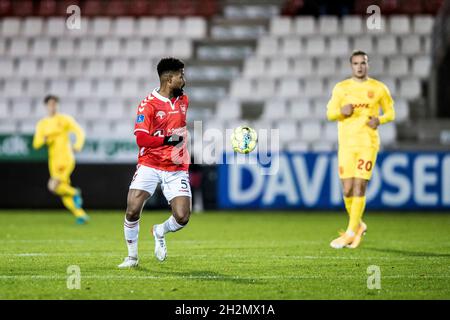 Vejle, Danimarca. 22 ottobre 2021. Manjrekar James (5) di Vejle Boldklub visto durante la 3F Superliga partita tra Vejle Boldklub e FC Nordsjaelland al Vejle Stadion di Vejle. (Photo Credit: Gonzales Photo/Alamy Live News Foto Stock
