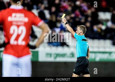Vejle, Danimarca. 22 ottobre 2021. L'arbitro Jonas Hansen ha visto durante la 3F Superliga match tra Vejle Boldklub e FC Nordsjaelland al Vejle Stadion di Vejle. (Photo Credit: Gonzales Photo/Alamy Live News Foto Stock