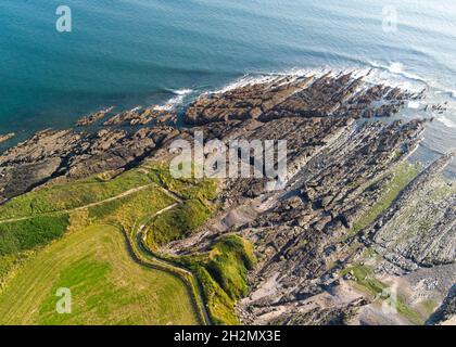 Veduta aerea della costa rocciosa - Croyde, Devon, Inghilterra Foto Stock
