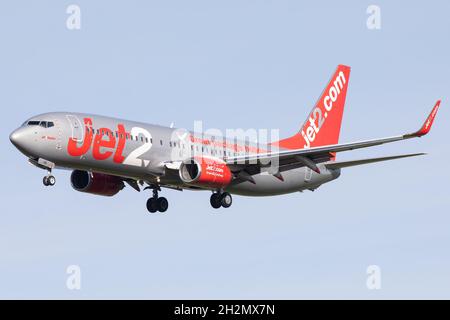 AEROPORTO DI NEWCASTLE, INGHILTERRA, 20 OTTOBRE: Un Boeing Jet2 737 atterra all'aeroporto di Newcastle, Inghilterra giovedì 21 ottobre (Credit: Robert Smith | MI News ) Credit: MI News & Sport /Alamy Live News Foto Stock