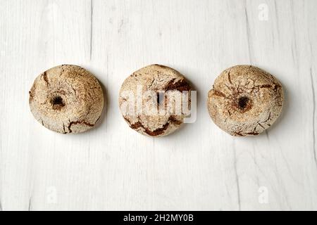 Panini fatti in casa per hamburger a base di segale sul tavolo da cucina Foto Stock