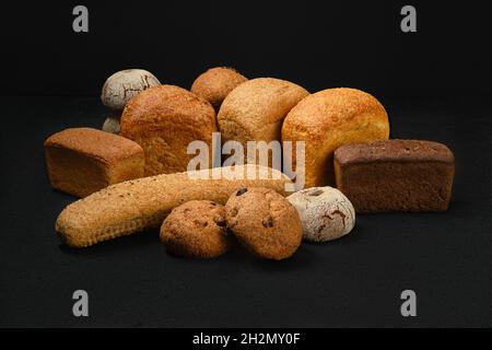 Assortimento di pane artigianale di diversi tipi di cereali di diverse forme Foto Stock