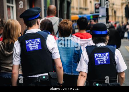 LONDRA, REGNO UNITO - 08 maggio 2008: I due poliziotti londinesi in pattugliamento a piedi Foto Stock