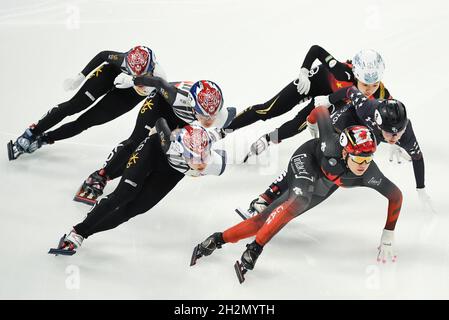 Pechino, Cina. 23 ottobre 2021. Courtney Sarault (fronte) del Canada compete durante la finale femminile di 1500 m alla ISU World Cup Short Track 2021/2022 a Pechino, capitale della Cina, il 23 ottobre 2021. Credit: JU Huanzong/Xinhua/Alamy Live News Foto Stock