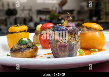 Le provenzali di Petits Farcis: Verdure ripiene, stile Provenza - un piatto estivo tipico della Provenza, preparato da Pascal Baurnouin di la Maison de la Tour. Foto Stock