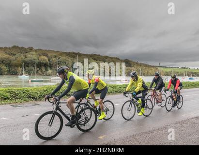 Crosshaven, Cork, Irlanda. 23 Ottobre 2021. Crosshaven, Cork, Irlanda. 23 Ottobre 2021. Partecipanti al Fort 2 Fort Charity Cycle passando dalla pittoresca Drake’s Pool a Crosshaven Co. Cork. Il ciclo è quello di contribuire alla raccolta di fondi per la Fondazione ospedaliera della Mercy University, per i quattro Lions Clubs della città e della contea di Cork e per il restauro di Camden Fort Meagher. - Picture David Creedon Credit: David Creedon/Alamy Live News Foto Stock