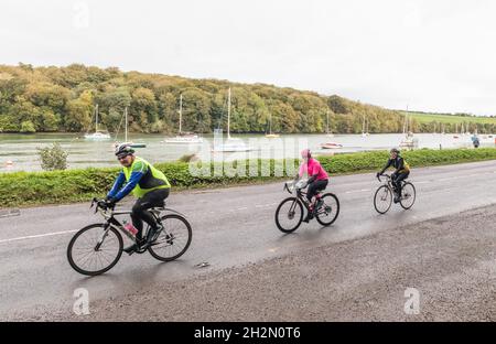 Crosshaven, Cork, Irlanda. 23 Ottobre 2021. Crosshaven, Cork, Irlanda. 23 Ottobre 2021. Partecipanti al Fort 2 Fort Charity Cycle passando dalla pittoresca Drake’s Pool a Crosshaven Co. Cork. Il ciclo è quello di contribuire alla raccolta di fondi per la Fondazione ospedaliera della Mercy University, per i quattro Lions Clubs della città e della contea di Cork e per il restauro di Camden Fort Meagher. - Picture David Creedon Credit: David Creedon/Alamy Live News Foto Stock