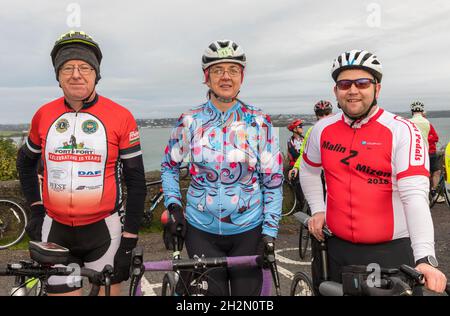 Crosshaven, Cork, Irlanda. 23 Ottobre 2021. Patrick Fitzgibbon, Lisa Egan e Ian Kelleher si preparano a partecipare al Fort 2 Fort Charity Cycle presso Camden Fort Meagher Crosshaven Co. Cork. Il ciclo è quello di contribuire alla raccolta di fondi per la Fondazione Ospedale della Mercy University, quattro club Lions della città e della contea di Cork e Camden Fort Meagher Restoration.- Picture David Creedon / Anzenberger Credit: David Creedon/Alamy Live News Foto Stock