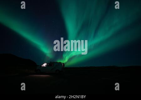 aurora boreale, su un camper in Islanda. Foto Stock