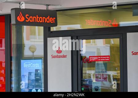 Santander Consumer Bank AG, Istituto tedesco di credito. Logo rosso della filiale a Braunschweig Germania. Filiale del Banco Santander spagnolo. Foto Stock