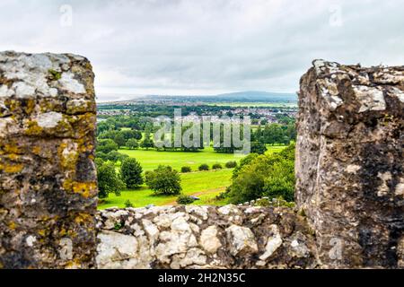 Paesaggio visibile anche se la battaglia del castello di Gwrych costruito nel 19 ° secolo, Abergele, Galles, Regno Unito Foto Stock