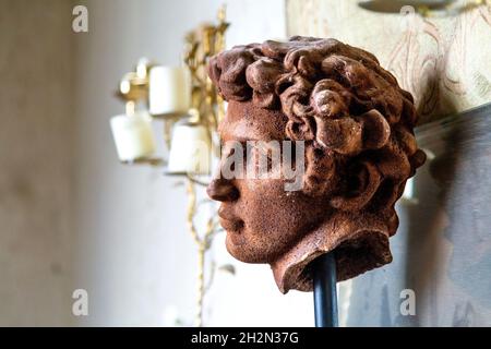 Scultura di una testa all'interno della Cappella del Castello di Gwrych costruito nel 19 ° secolo, Abergele, Galles, Regno Unito Foto Stock