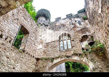 Runi della corte di casa di pullman a Gwrych Castello costruito nel 19 ° secolo, Abergele, Galles, Regno Unito Foto Stock