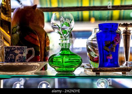 Vetreria e vasi in mostra presso un negozio di antiquariato (Hampton Court Emporium, East Molesay, Regno Unito) Foto Stock